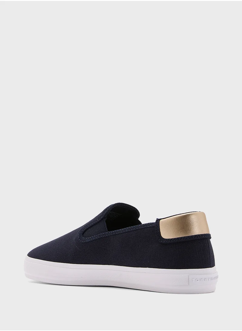 تومي هيلفيغر VULCANISED CANVAS SLIP ON TRAINERS
