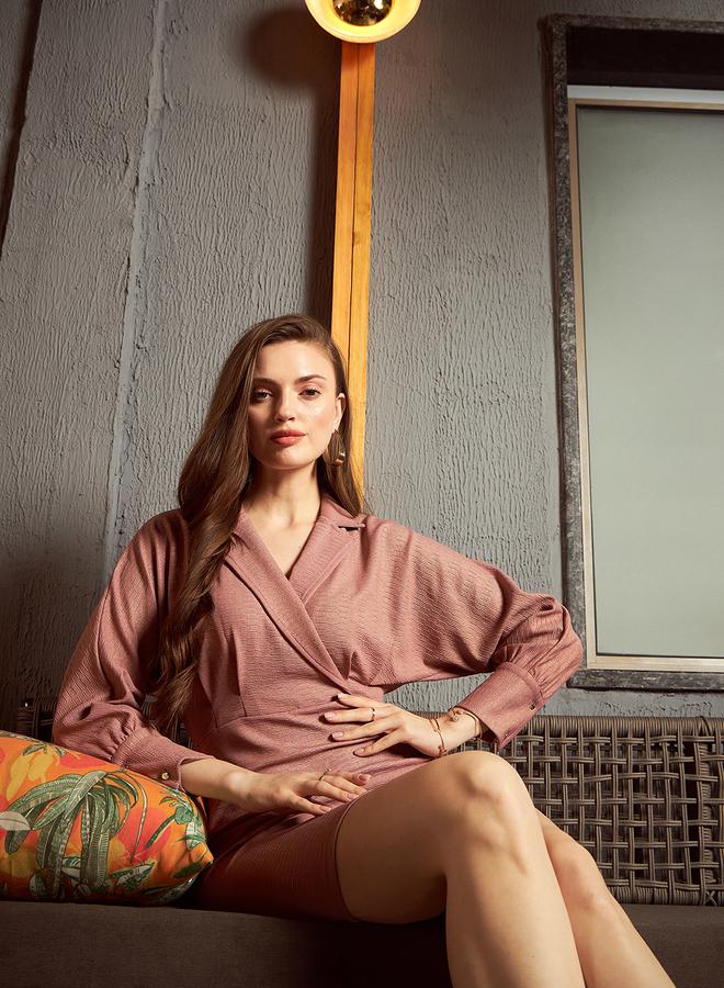 كاجوالي فستان قصير كاسوال بنوتش وياقة ملفوفة من كاسواللي - Image 4