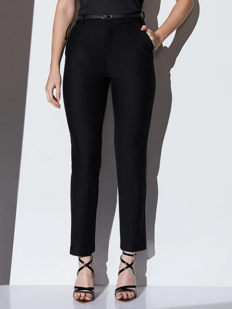 جلو باص بنطلون نسائي أسود بخصر متوسط بقصة ضيقة مع حزام