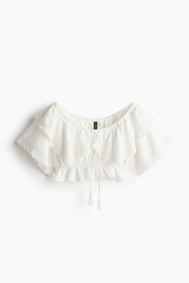 اتش اند ام بلوزة قصيرة مزينة بالدانتيل