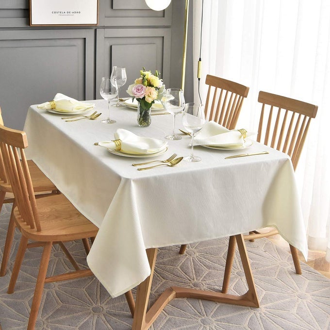 JACQUARD CLOTH NAPKIN 20 X 20 INCH SWIRL PATTERN SOLID WASHABLE POLYESTER DINNER NAPKINS SET OF 4 WITH HEMMED EDGES GREAT FOR FAMILY HOLIDAY DINNERS WEDDINGS PARTIES AND BANQUETS IVORY