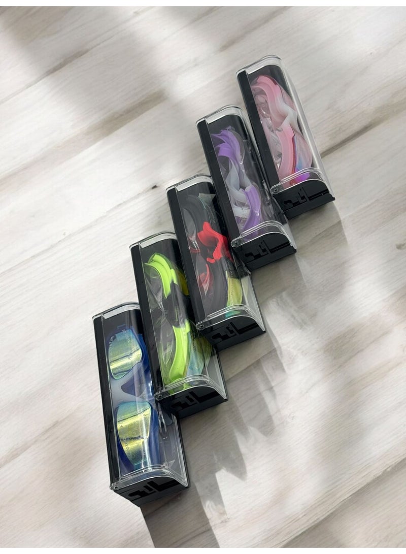 QSHOP ® swimming goggles with clear vision lenses and a snap-back closure for a comfortable fit and easy expansion while swimming. - Image 3