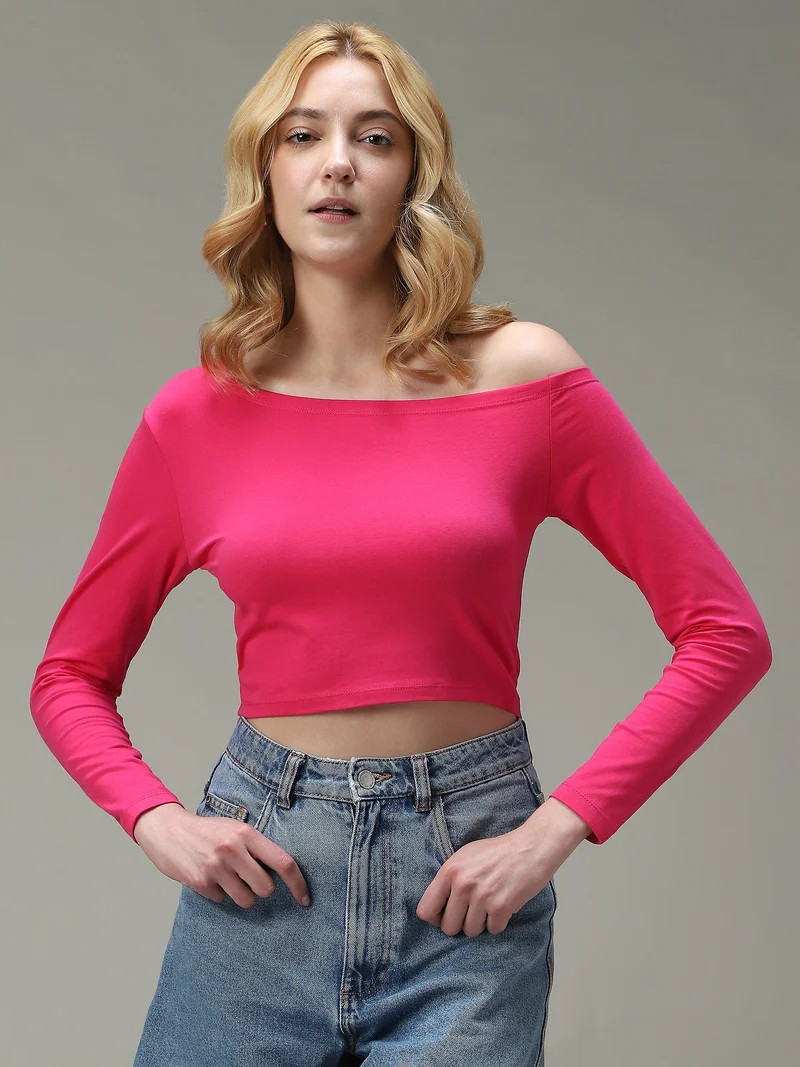 أوجيدر بلوزة وردية ضيقة بكتف مكشوف