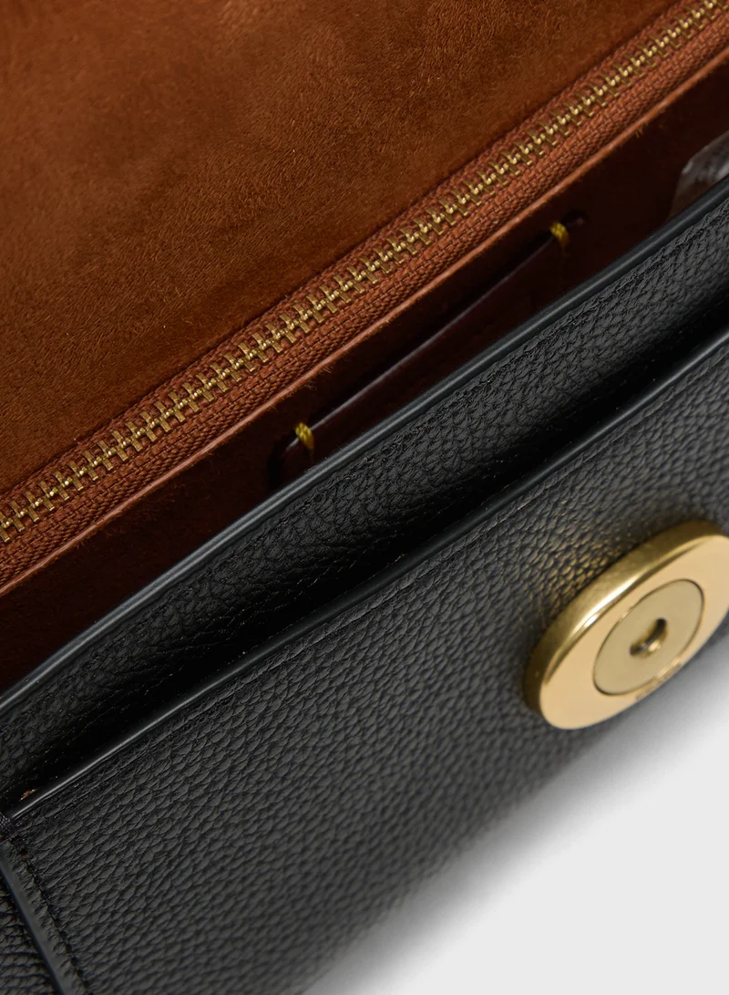 كوتش حقيبة يد كلاتش بسلسلة تابى من جلد الحصى المصقول