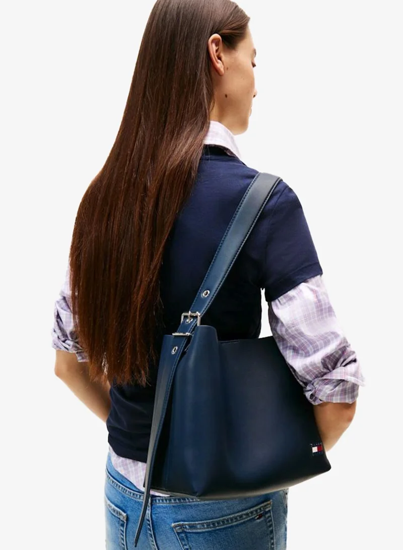 تومي جينز حقيبة هوبو بشعار معدني