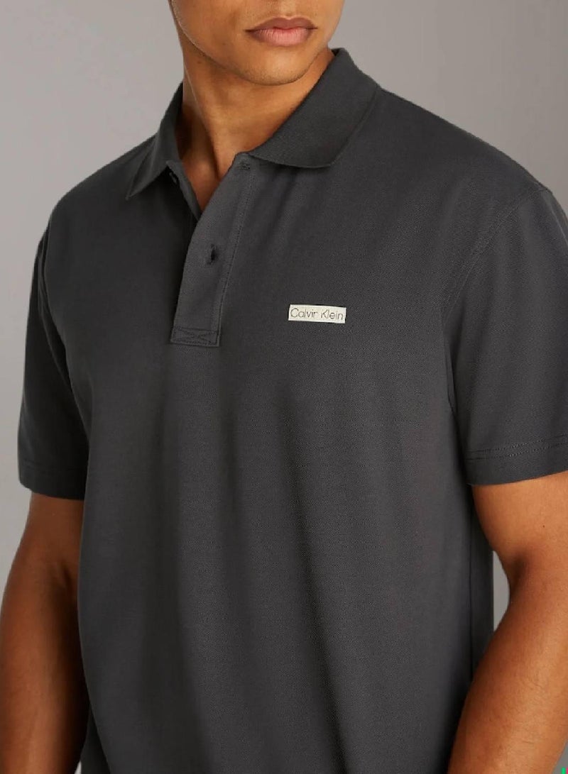 كالفن كلاين جينز بولو شيرت مزين بملصق - Image 3