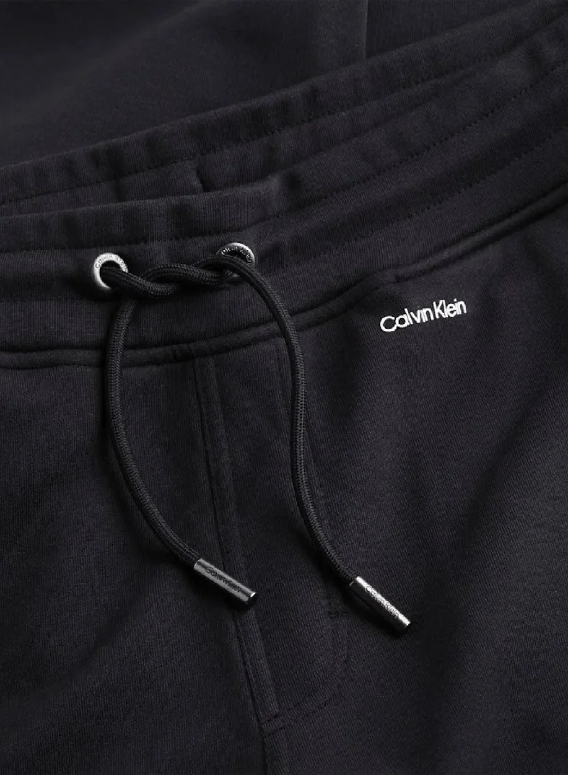 كالفن كلاين بنطال رياضي مزين بشعار كلفن كلاين