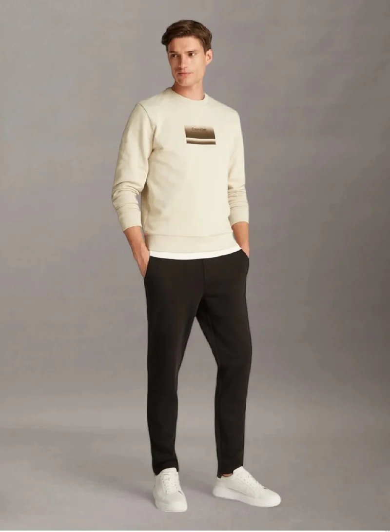 كالفن كلاين بنطال رياضي مزين بشعار كلفن كلاين