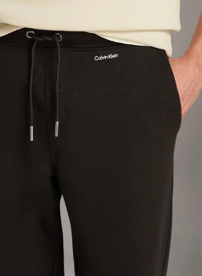 كالفن كلاين بنطال رياضي مزين بشعار كلفن كلاين