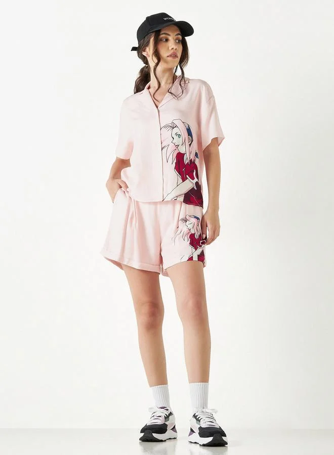 اس بي كاركترز قميص بطبعات ناروتو ساكورا بأكمام قصيرة وياقة كامب