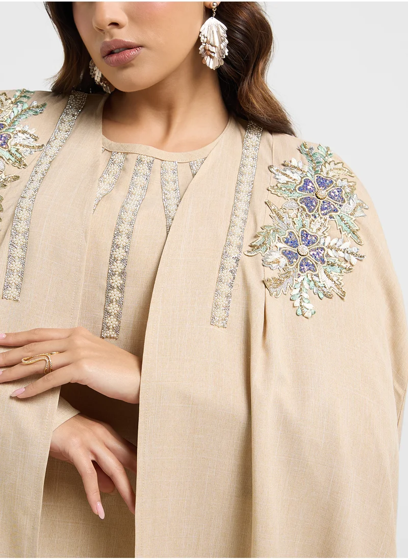 هيا كلوزيت Embroidered Neck Cape Sleeve Dress