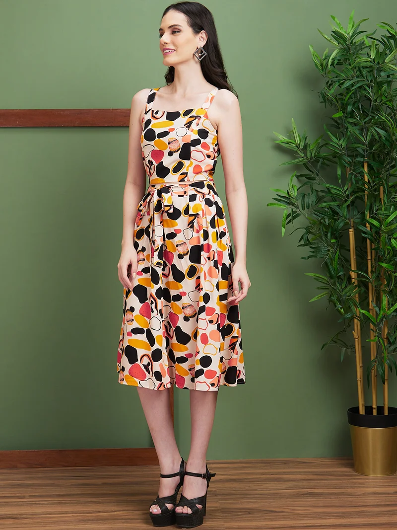 جلو باص طقم نسائي مطبوع من جلوبس مع بلوزة بحمالات وتنورة بليسيه