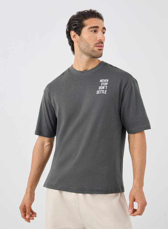 ستايلي تيشيرت أوفر سايز بياقة مستديرة وطبعة شعار - Image 2