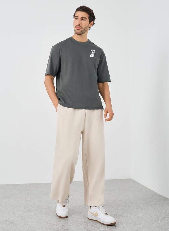 ستايلي تيشيرت أوفر سايز بياقة مستديرة وطبعة شعار - Image 3