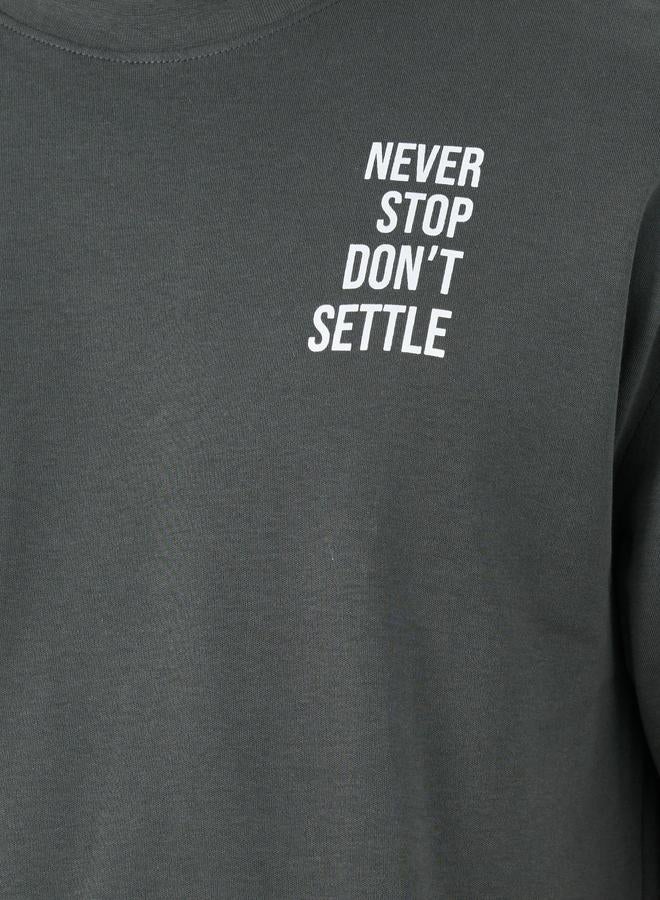 ستايلي تيشيرت أوفر سايز بياقة مستديرة وطبعة شعار - Image 4