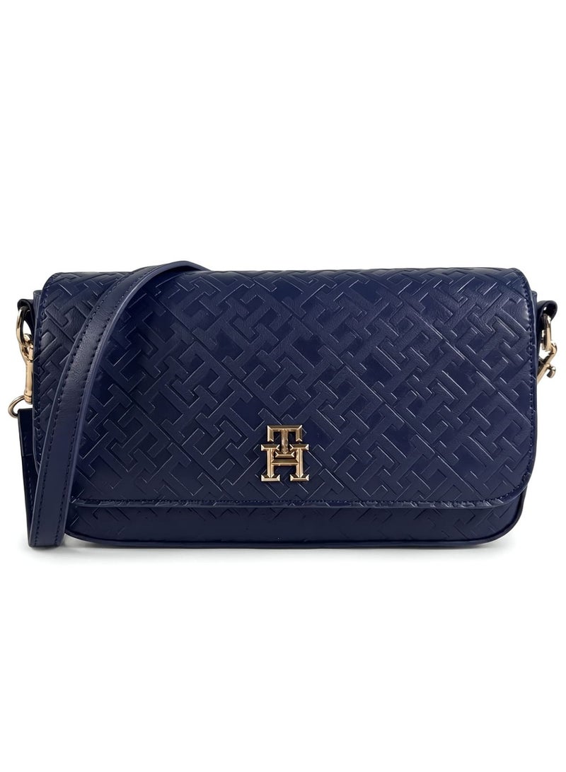 Tommy Icons حقيبة تومي هيلفيغر كروس بودي نسائية كحلي بنقشة مونوغرام بارزة وإكسسوار ذهبي - Image 1