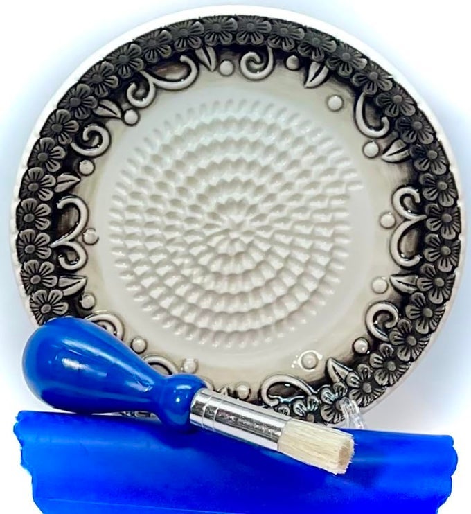 ALLINONE PREMIUM CERAMIC GARLIC GRATER PLATE 4PIECE SET BLACK EMBOSSED DESIGN AND STYLE FOR GARLIC GINGER CHOCOLATE AND MORE COMES WITH 525 PLATE PEELER BRUSH AND STAND