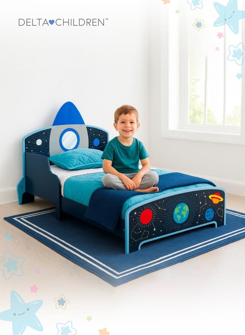 دلتا تشيلدرين سرير أطفال خشبي بتصميم صاروخ فضائي | موضوع مجرة ممتع | آمن بارتفاع منخفض | يناسب مرتبة سرير الأطفال | ١٣٥.٨٨ × ٧٦.٢ × ٦٣.٥ سم - Image 2