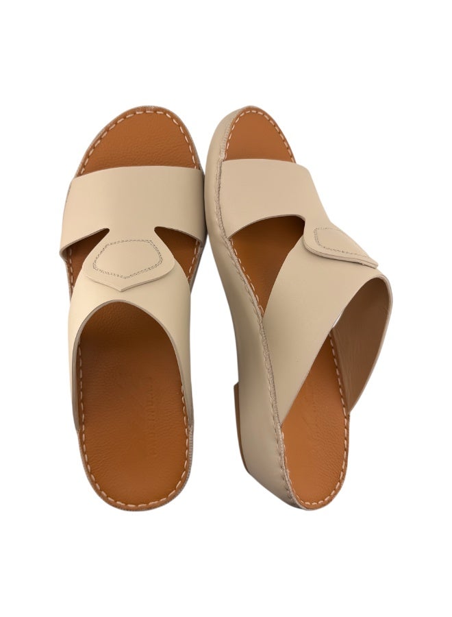 إيت صندل عربي يدوي الصنع للرجال من AET | شبشب رجالي خارجي | شبشب مفتوح الأصابع للاستخدام اليومي | جلد عربي أصلي ناعم بالكامل | تصميم جديد | نعل داخلي بلون بني فاتح | مريح وخفيف الوزن - Image 2