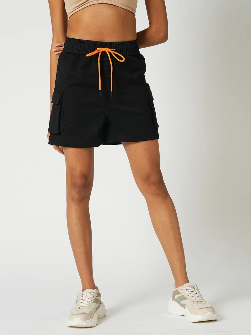 جلو باص شورت كارغو نسائي أسود منسوج بخصر متوسط من جلوبس