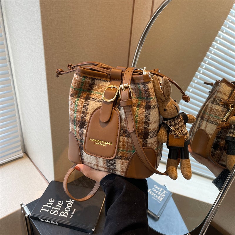 High-End Niche Retro Woolen Bucket Small Bag Women'S Fashionable Fashionable Large Capacity Portable Shoulder Bag - Image 3