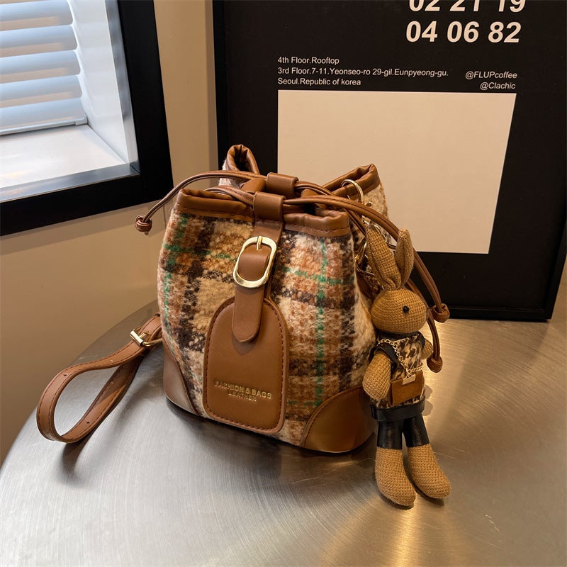 High-End Niche Retro Woolen Bucket Small Bag Women'S Fashionable Fashionable Large Capacity Portable Shoulder Bag - Image 2