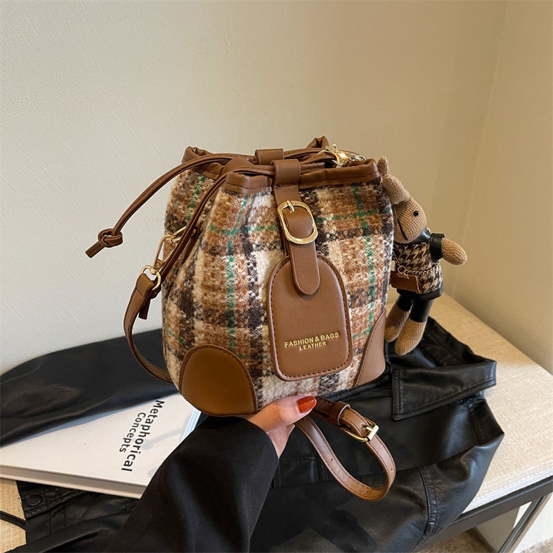 High-End Niche Retro Woolen Bucket Small Bag Women'S Fashionable Fashionable Large Capacity Portable Shoulder Bag - Image 5
