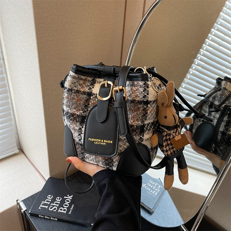 High-End Niche Retro Woolen Bucket Small Bag Women'S Fashionable Fashionable Large Capacity Portable Shoulder Bag - Image 4