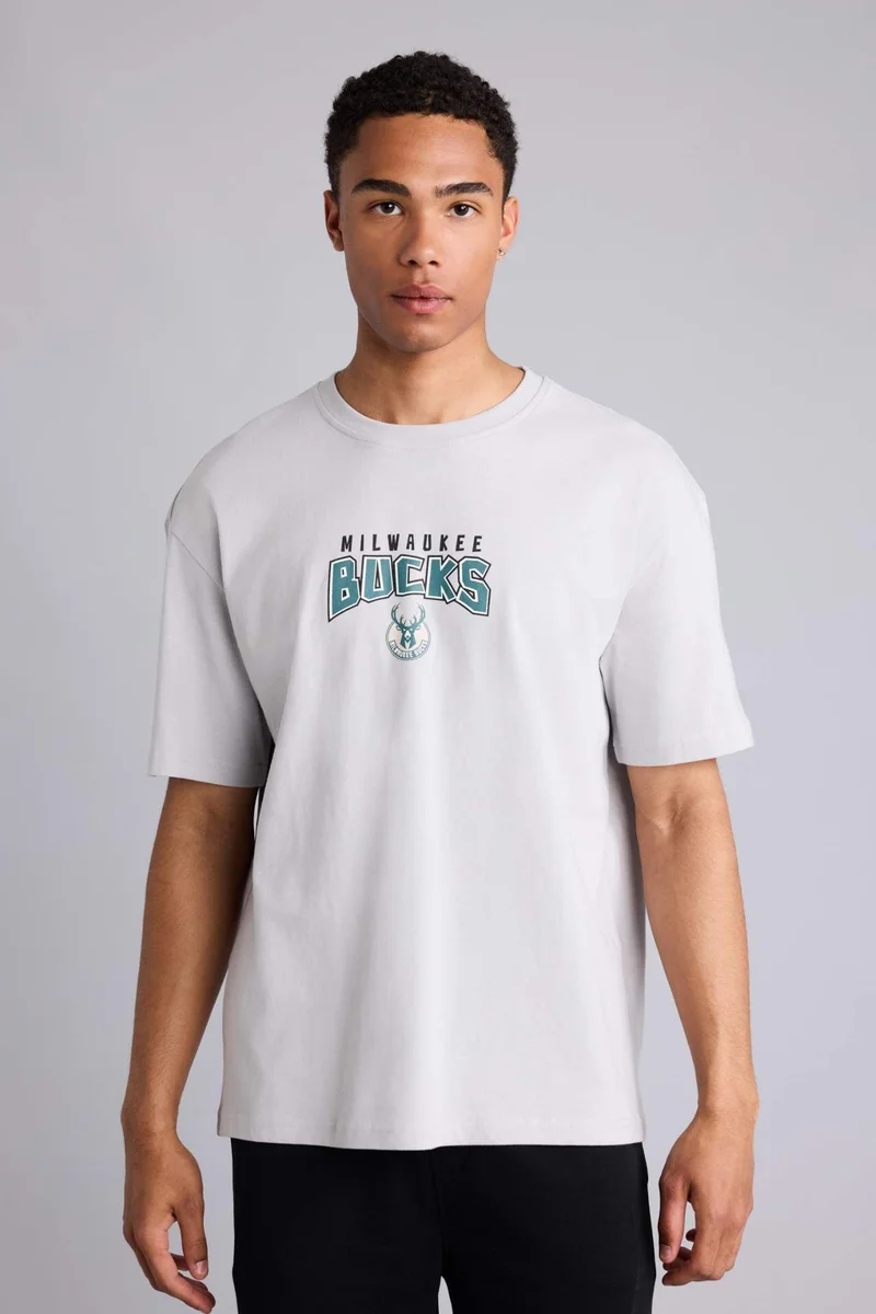 ديفاكتو NBA Milwaukee Bucks Overshirt Fit T-Shirt