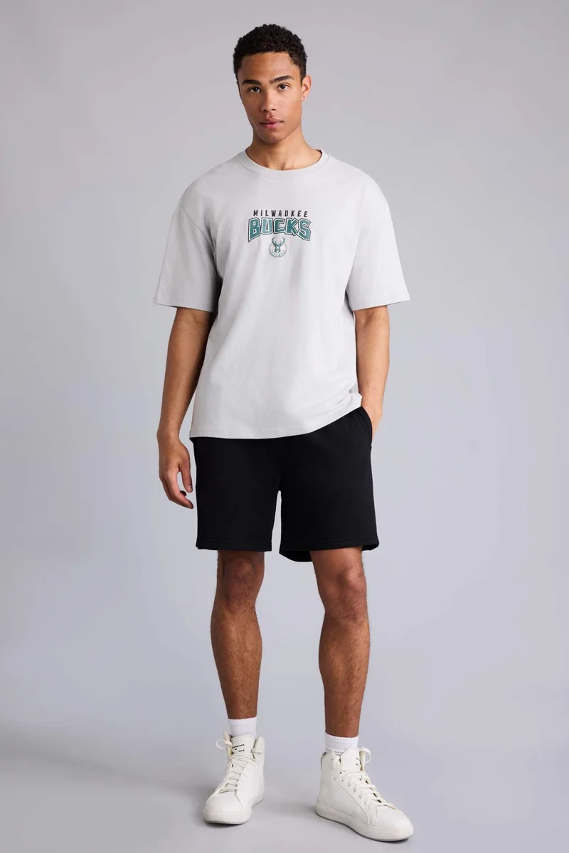 ديفاكتو NBA Milwaukee Bucks Overshirt Fit T-Shirt