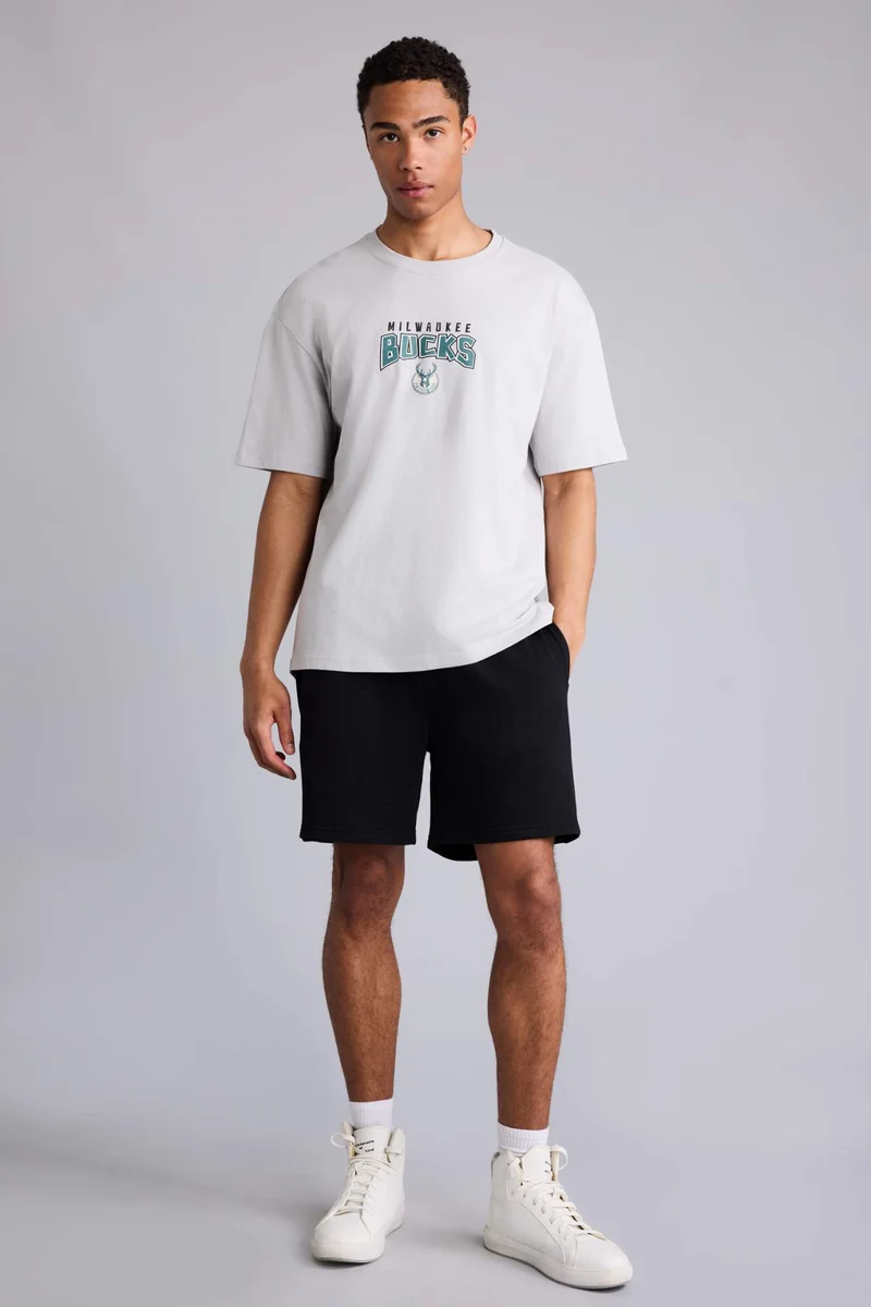 ديفاكتو NBA Milwaukee Bucks Overshirt Fit T-Shirt
