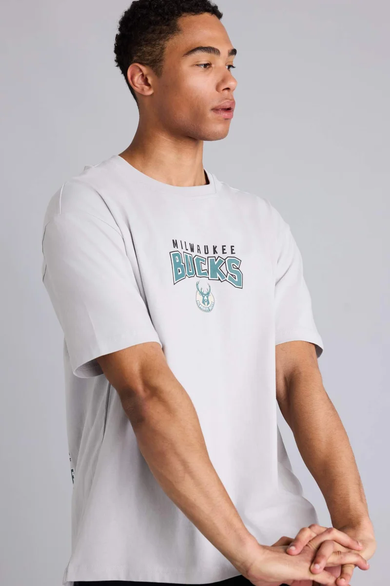 ديفاكتو NBA Milwaukee Bucks Overshirt Fit T-Shirt