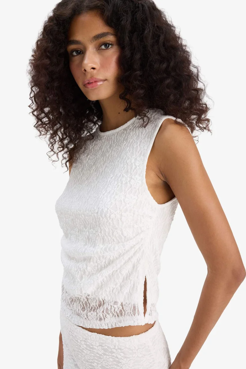 ديفاكتو Slim Fit Crew Neck Lace Top