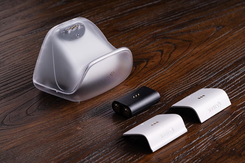 8Bitdo قاعدة شحن 8BitDo لوحدات تحكم Xbox اللاسلكية، محطة شحن Xbox مع شحن مغناطيسي آمن لوحدات تحكم Xbox Series X|S و Xbox One - مرخصة رسميًا (بيضاء) - Image 5