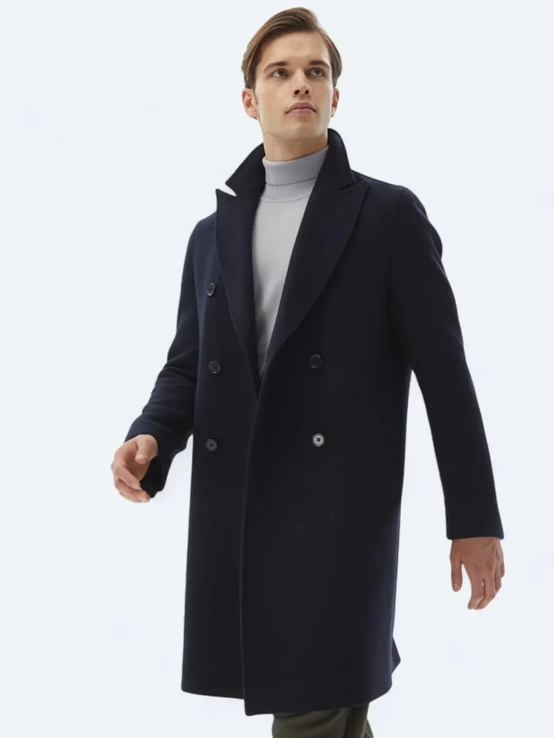 كيب معطف أزرق داكن بقصة عادية وياقة مزدوجة الصدر ونسيج كلاسيكي