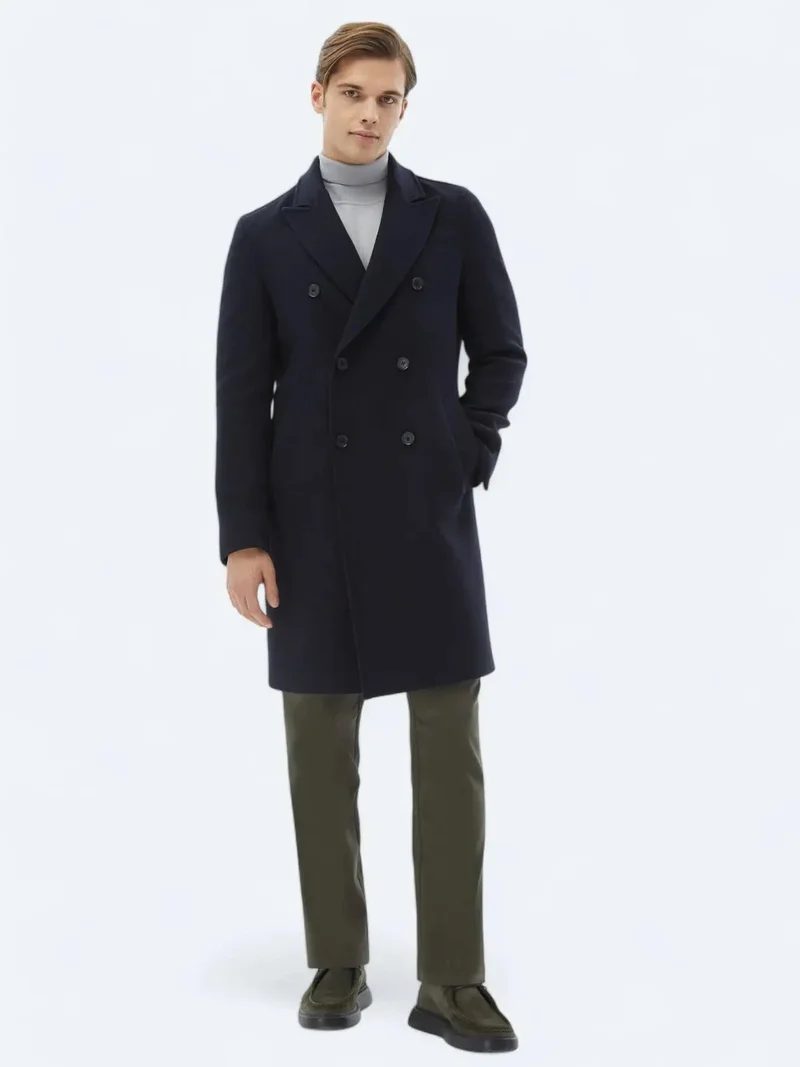 كيب معطف أزرق داكن بقصة عادية وياقة مزدوجة الصدر ونسيج كلاسيكي