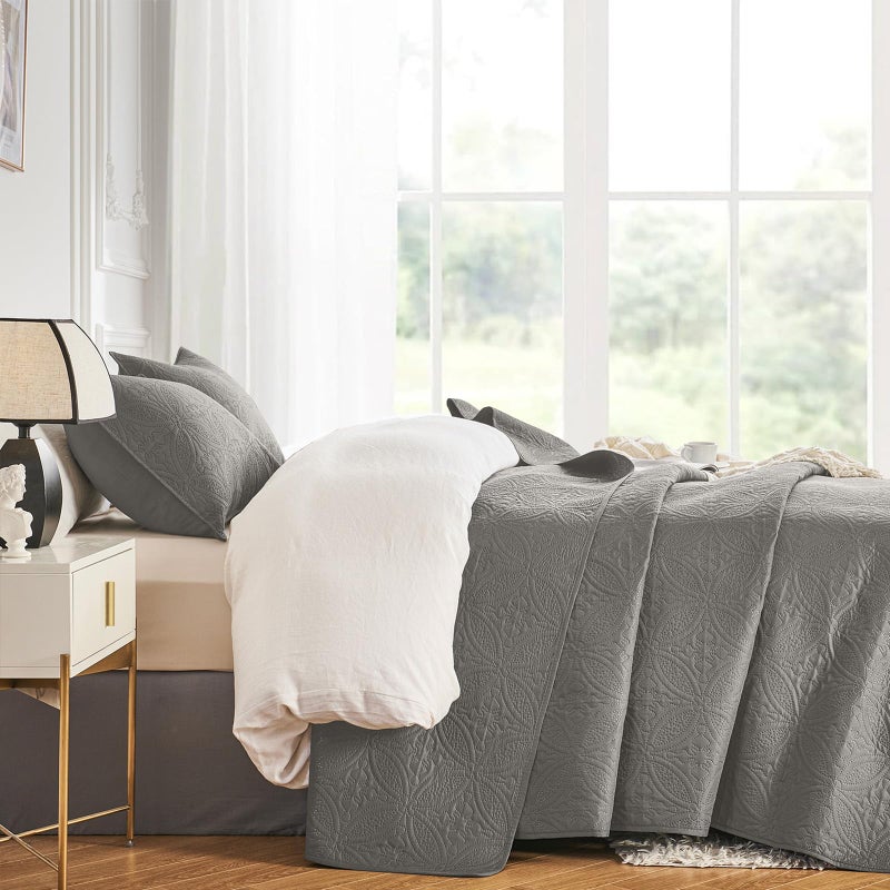 Wuruibo Full/Queen Quilt Set Dark Gray  Microfiber Lightweight Bedspreads  Ultrasonic Embossed Solid Coverlet  Thin Bedding Set For All Season  Soft Breathable Bed Cover(1 Quilt  2 Pillow Shams) - Image 3
