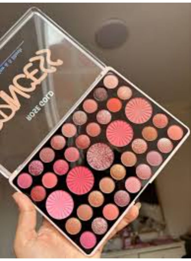 روز جولد لوحة ظلال عيون فاخرةلونًا غنيًا وعالي التصبغ، بتدرجات جذابة تتنوع بين اللمسات اللامعة والمطفية، لتمنحك إطلالات متنوعة تناسب كل الأوقات - Image 1