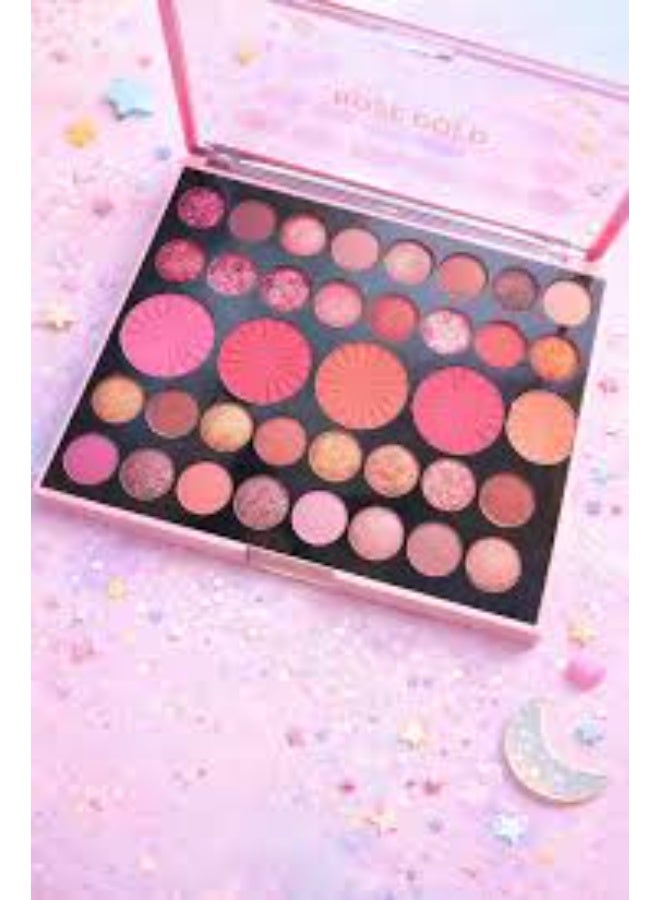 روز جولد لوحة ظلال عيون فاخرةلونًا غنيًا وعالي التصبغ، بتدرجات جذابة تتنوع بين اللمسات اللامعة والمطفية، لتمنحك إطلالات متنوعة تناسب كل الأوقات - Image 3