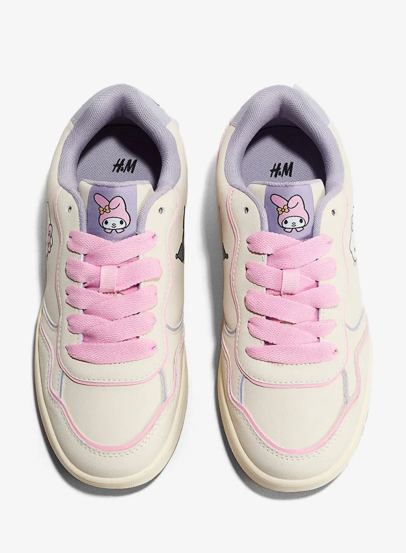 اتش اند ام حذاء رياضي مطبوع