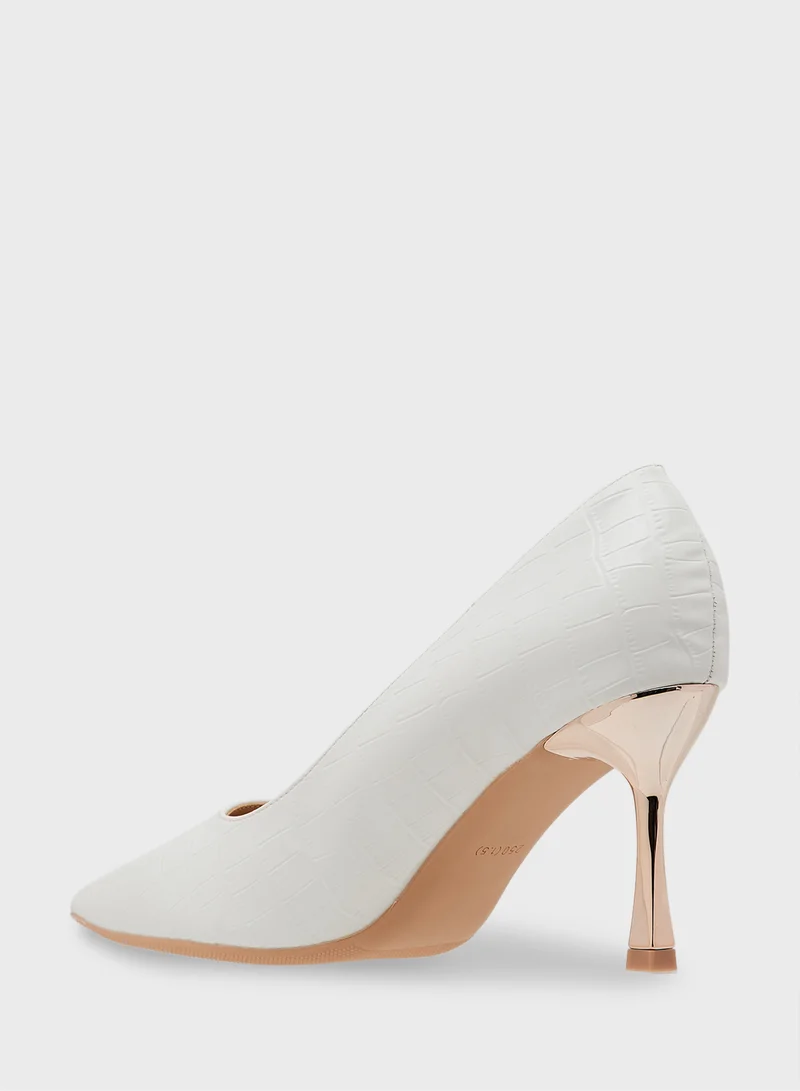 ايلا حذاء بكعب عالٍ