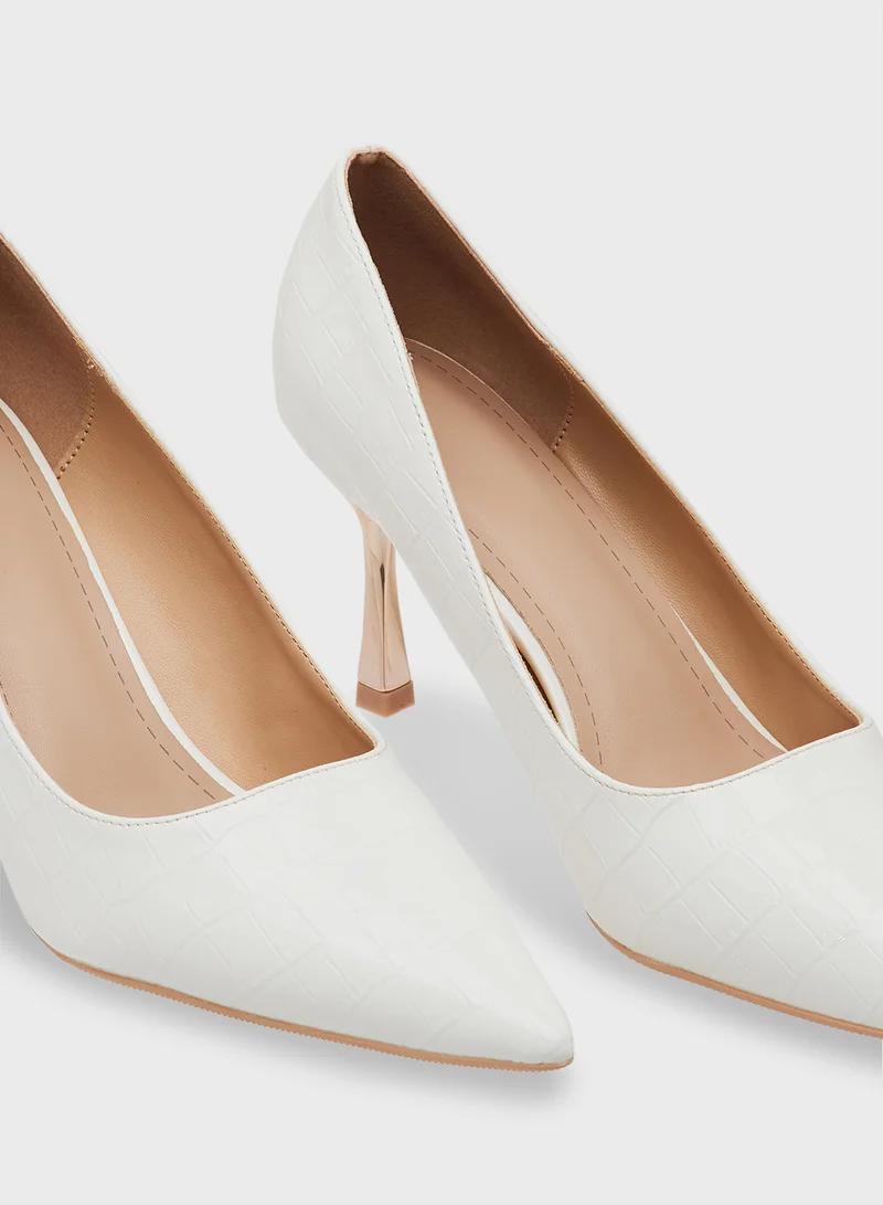 ايلا حذاء بكعب عالٍ