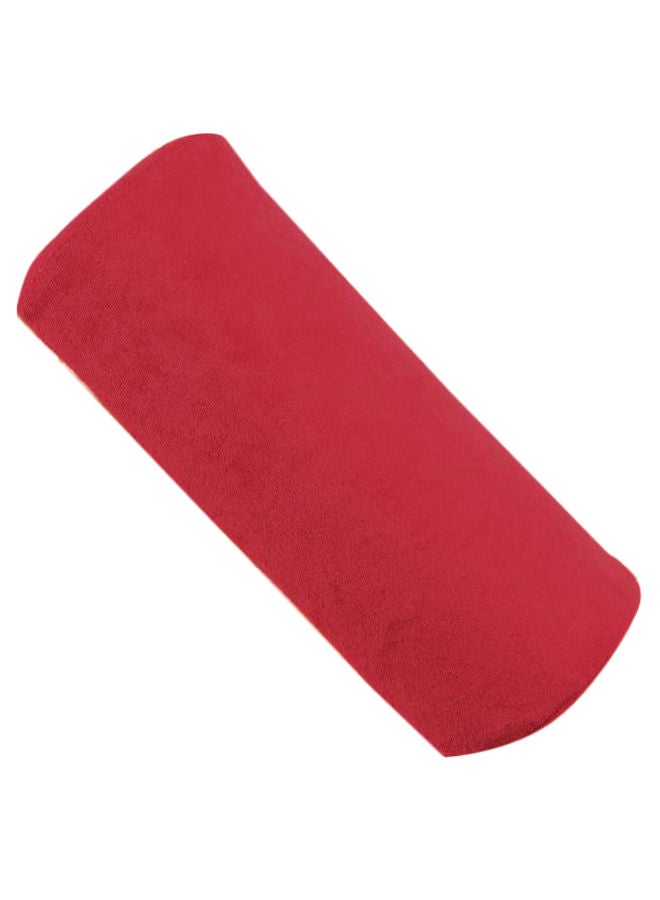 نيبمينينت وسادة تستخدم كمسند لليد أثناء العناية بالأظافر وتجميلها أحمر