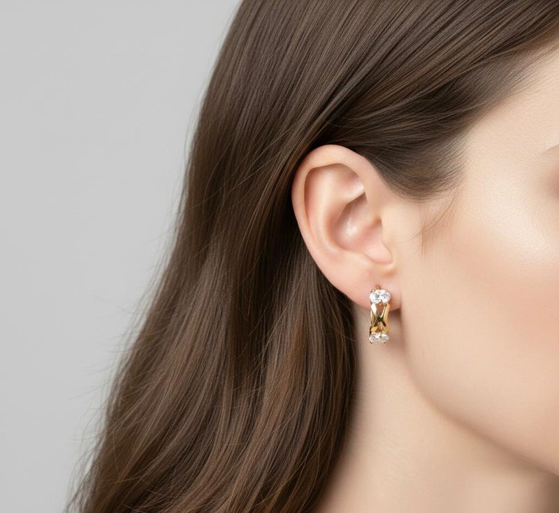 حلق ذهبي مرصع بفص زركون بيضاوي لامع في الأعلي والأسفل بتصميم X الأنيق، قطعة عصرية تمنحكِ بريقاً استثنائياً في كل مناسبة. - Image 4