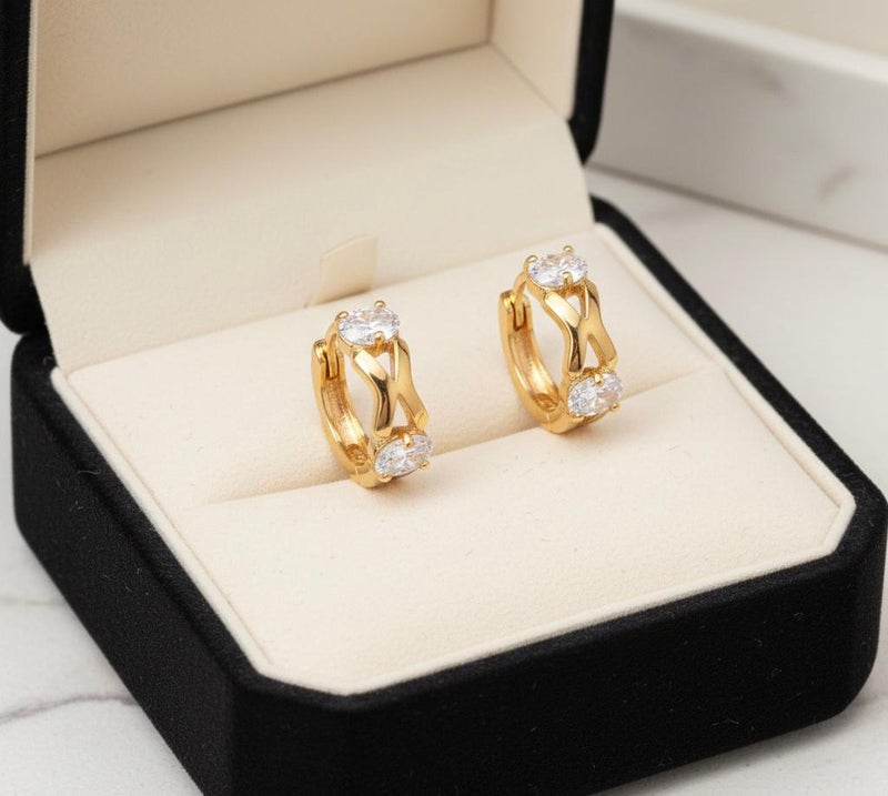 حلق ذهبي مرصع بفص زركون بيضاوي لامع في الأعلي والأسفل بتصميم X الأنيق، قطعة عصرية تمنحكِ بريقاً استثنائياً في كل مناسبة. - Image 5