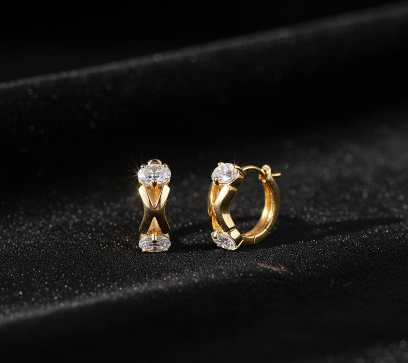 حلق ذهبي مرصع بفص زركون بيضاوي لامع في الأعلي والأسفل بتصميم X الأنيق، قطعة عصرية تمنحكِ بريقاً استثنائياً في كل مناسبة. - Image 3