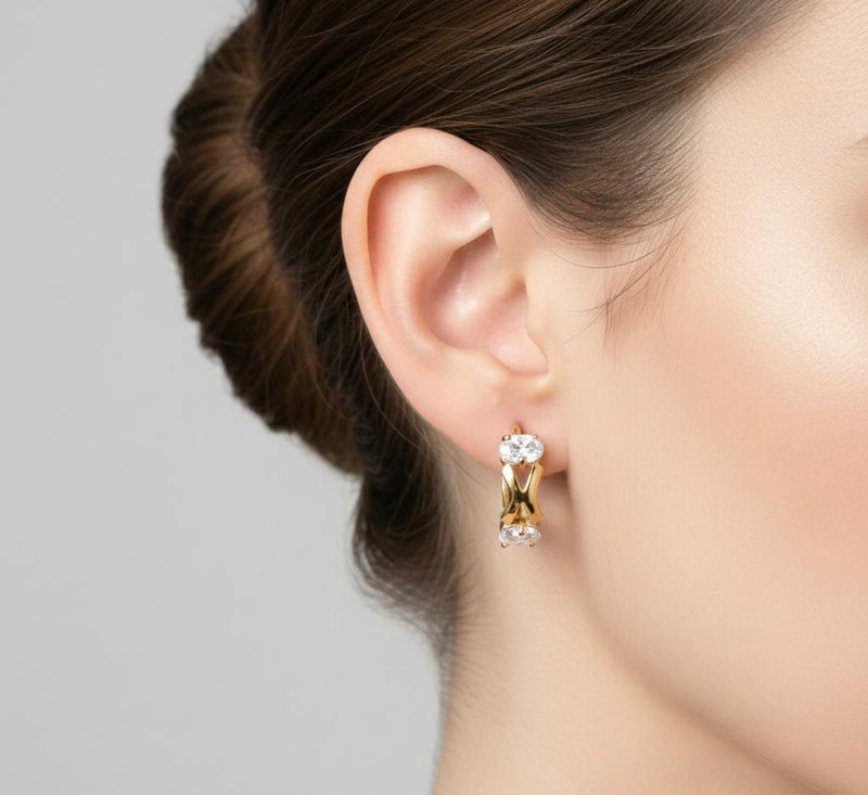 حلق ذهبي مرصع بفص زركون بيضاوي لامع في الأعلي والأسفل بتصميم X الأنيق، قطعة عصرية تمنحكِ بريقاً استثنائياً في كل مناسبة. - Image 2