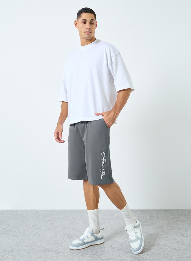 ستايلي شورت تيري قطني واسع بطبعة كتابة - Image 2