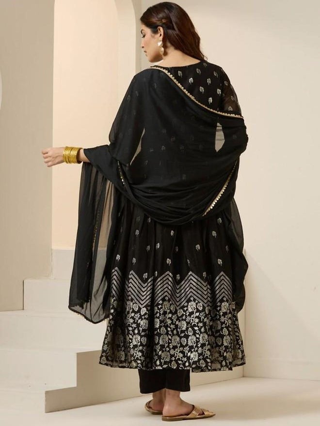 آي شين طقم كورتا بنطلون ودوباتا من قماش البولي جورجيت الأسود من إيشين - Image 4