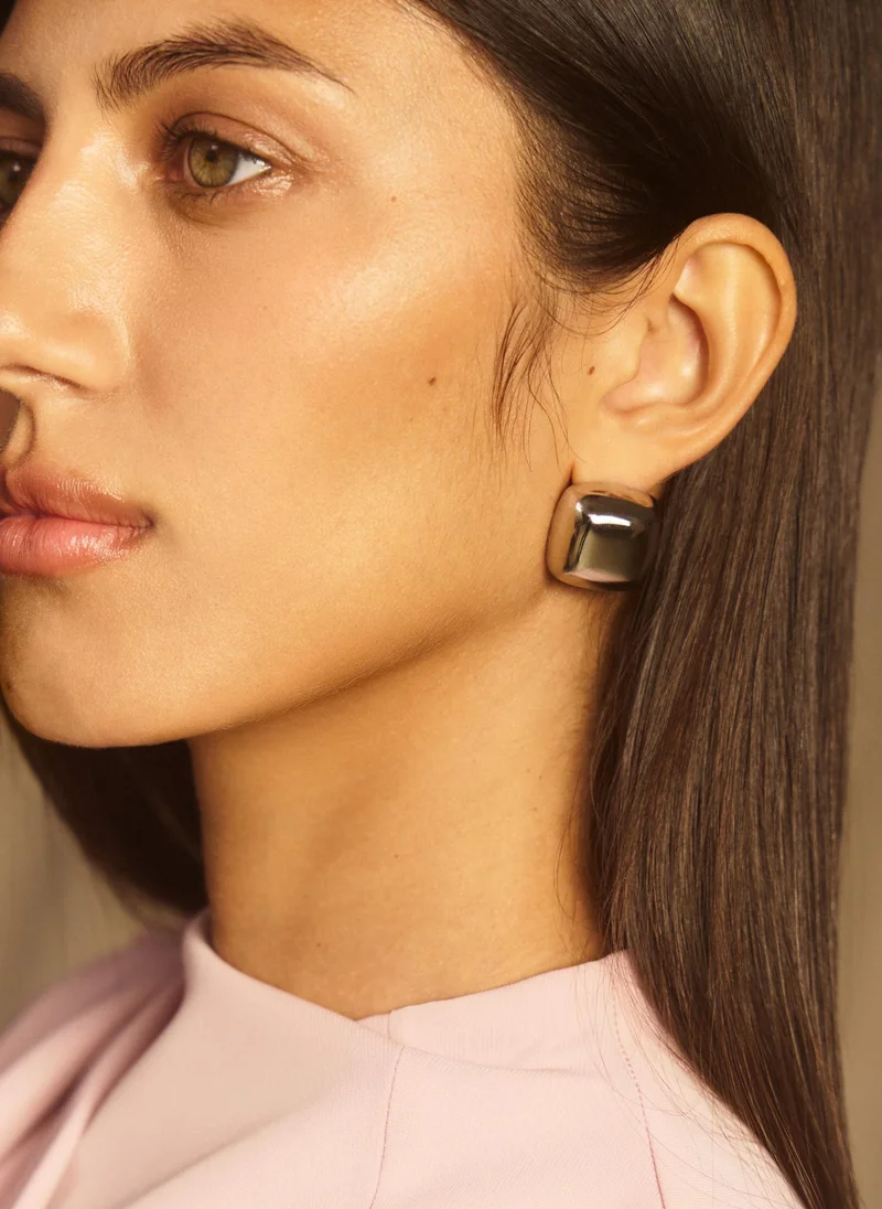 Voluminous square-shaped stud earrings
